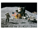 Le pilote du module Apollo 15 James Irwin salue le drapeau américain