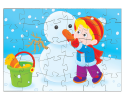 Enfant fabriquant un bonhomme de neige (3)